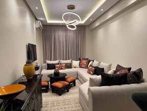 Living area - Charming 2-bedroom apartment with WiFi and AC in enchanting Marrakesh (Marrakesh)