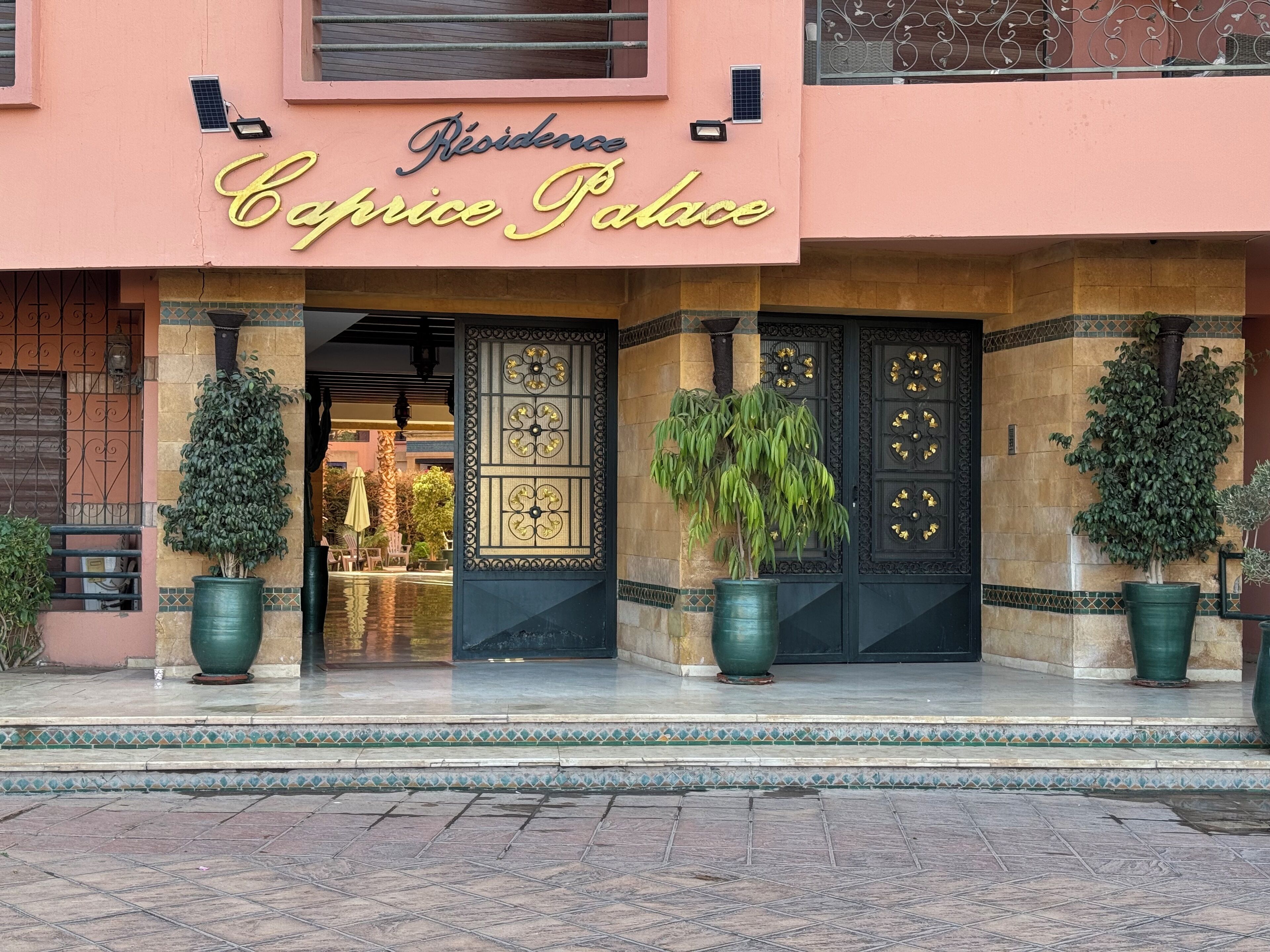 تفاصيل الفندق من الخارج