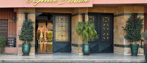 تفاصيل الفندق من الخارج