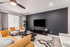 Smart TV - 3BR Southwest Modern Haven - Old Town (Scottsdale)