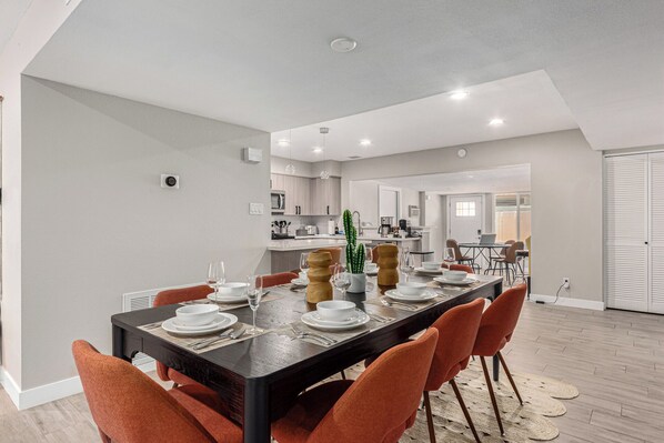 Dining - 3BR Southwest Modern Haven - Old Town (Scottsdale)