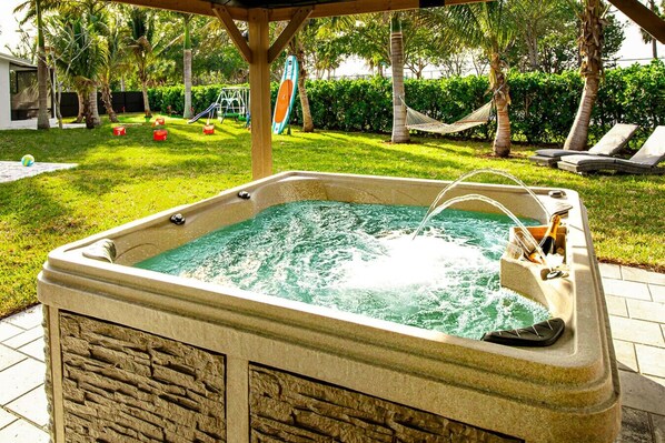 Outdoor spa tub