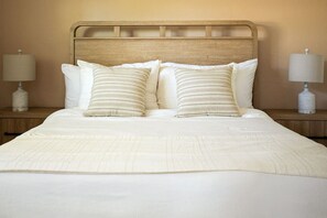 2 makuuhuonetta, työpöytä, silitysrauta/-lauta, vauvan matkasänky