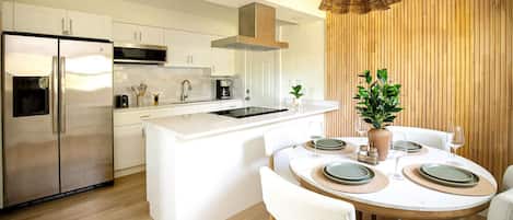 Jääkaappi, mikroaaltouuni, uuni, liesi