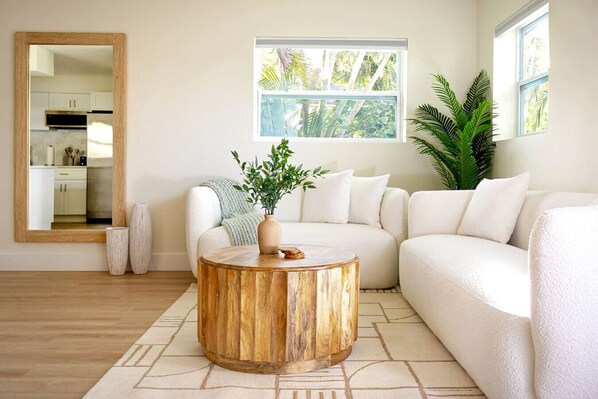 Una televisión, una chimenea