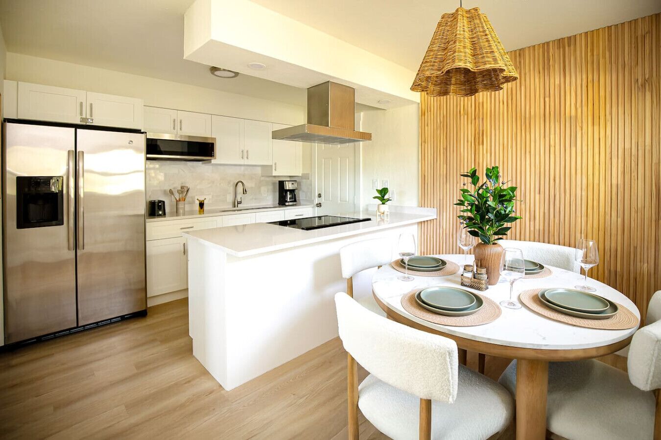 Frigorífico, microondas, horno y placa de cocina