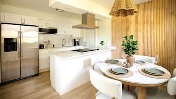 Réfrigérateur, micro-ondes, four, plaque de cuisson