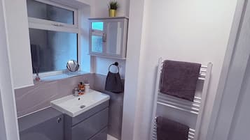Apartment | Bathroom | Combined shower/bathtub, deep-soaking bathtub, free toiletries, towels