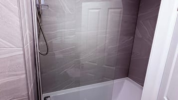 Apartment | Bathroom | Combined shower/bathtub, deep-soaking bathtub, free toiletries, towels