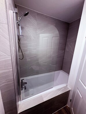 Departamento | Baño | Tina con regadera, tina profunda, amenidades de baño gratuitas, toallas 