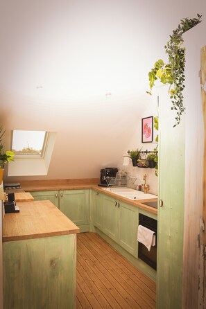 Kjøleskap, mikrobølgeovn, ovn og kokeplater