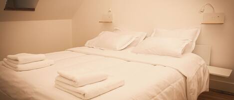 2 bedrooms, travel cot, WiFi, bed sheets