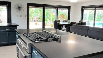 Geladeira, micro-ondas, fogão, cooktop