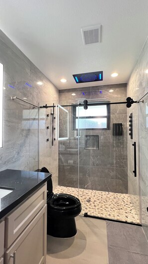 Shower, hair dryer, towels, soap - Serene Getaway – Quiet Oasis with Pool & Rain Showers (Harlingen)