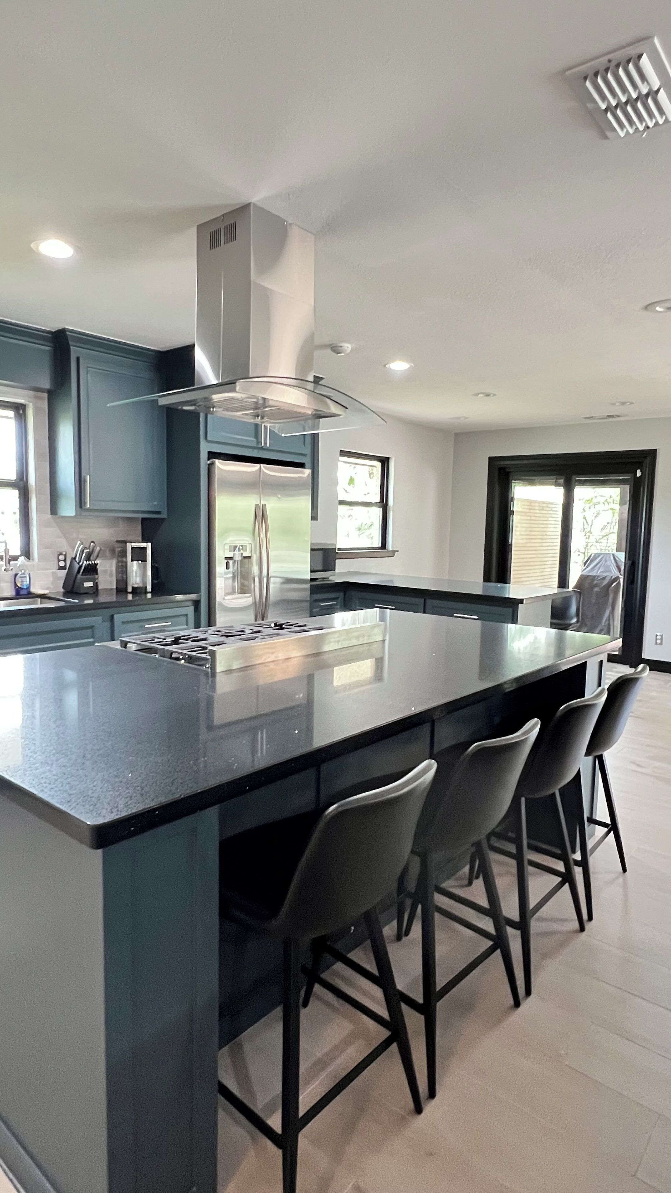 Frigorífico, microondas, horno y placa de cocina