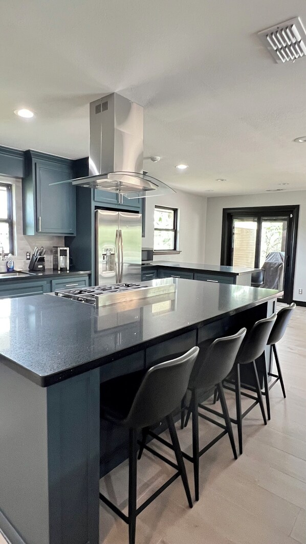 Fridge, microwave, oven, stovetop - Serene Getaway – Quiet Oasis with Pool & Rain Showers (Harlingen)