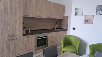 Fridge, oven, stovetop, coffee/tea maker