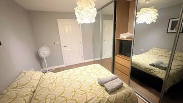 2 bedrooms, desk, iron/ironing board, WiFi