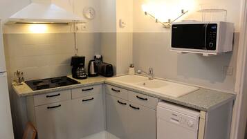 Réfrigérateur, micro-ondes, four, plaque de cuisson