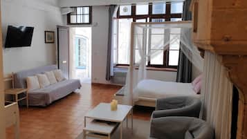 3 chambres, bureau, fer et planche Ă repasser, lit parapluie