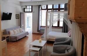 3 slaapkamers, een bureau, een strijkplank/strijkijzer, reisbedje