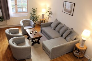 Smart TV, fireplace, books