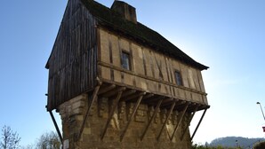 Un edificio histórico con un techo pronunciado y vigas de madera a la vista.