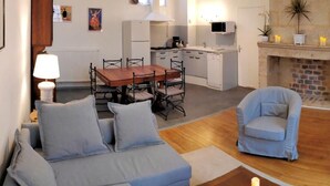 Una sala de estar con chimenea, comedor y cocina.
