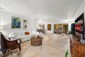 TV, offices - Stay at Bel Air by the Beach for Convenience (Lauderdale by-the-Sea)