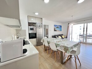 Kjøleskap, mikrobølgeovn, ovn og oppvaskmaskin