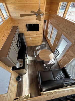 Cabaña Deluxe, 2 habitaciones, para no fumadores, cocineta | Cocina privada | Refrigerador, microondas y cafetera y tetera 