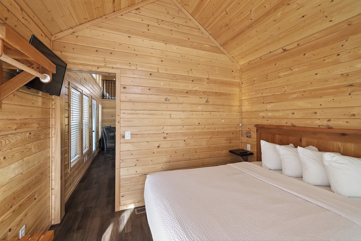 Deluxe Cabin, 2 Bedrooms, Non Smoking, Kitchenette | 2 bedrooms, free WiFi, bed sheets