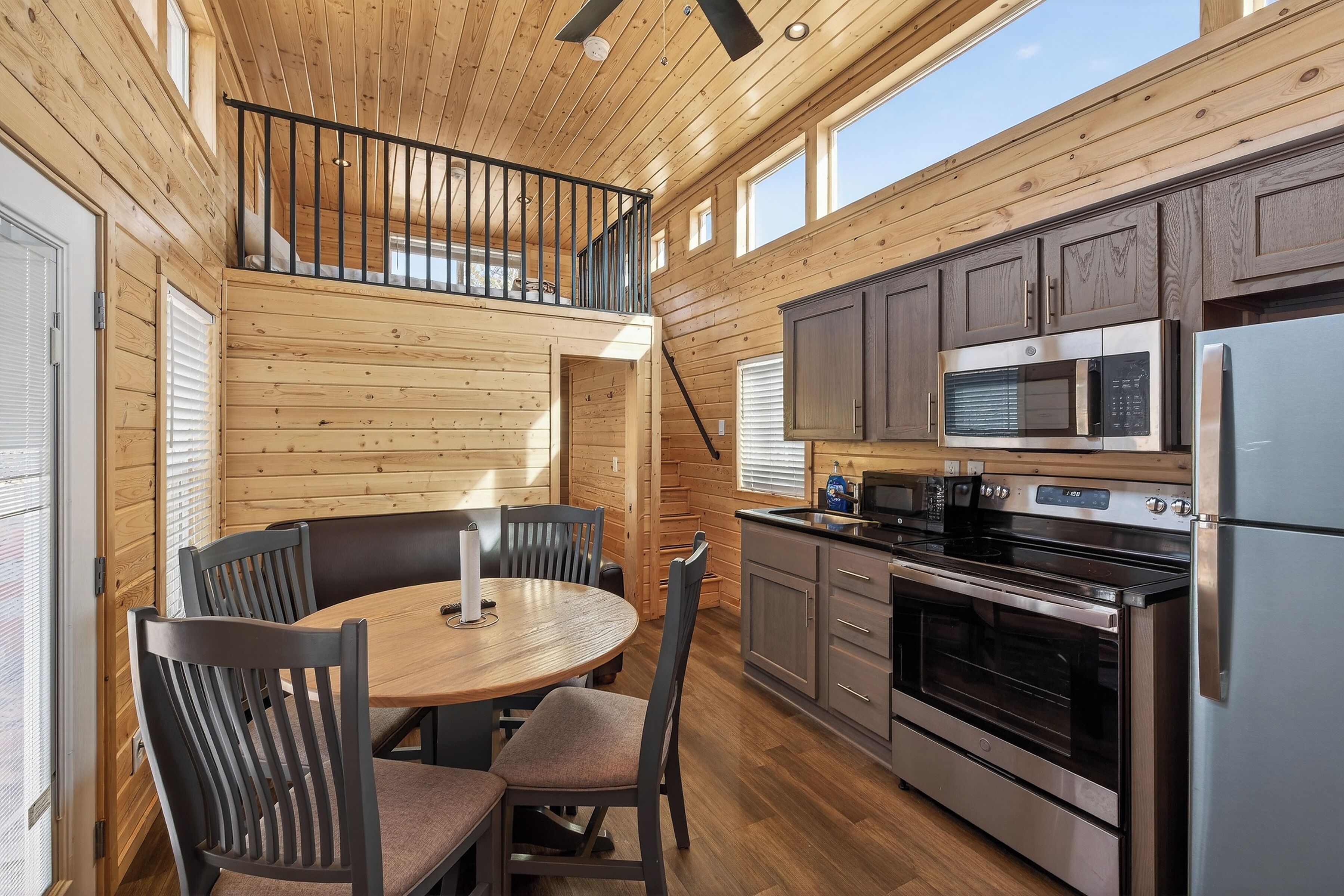 Deluxe Cabin, 2 Bedrooms, Non Smoking, Kitchenette | Living area | Flat-screen TV