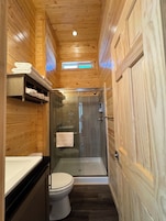 Cabaña Deluxe, 2 habitaciones, no fumadores, cocina básica | Baño | Jabón, champú y papel higiénico