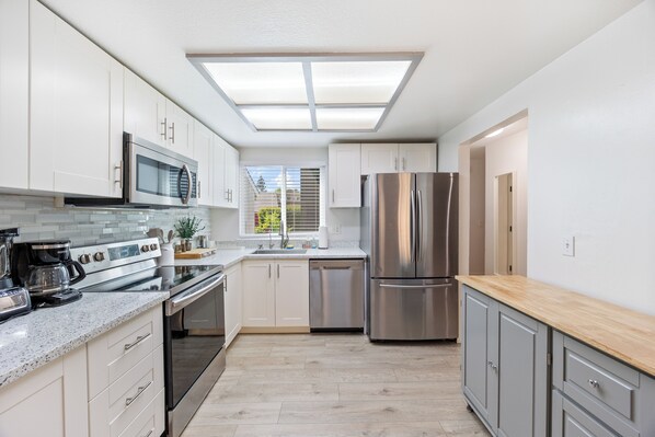 Een koelkast, een microgolfoven, een oven, een kookplaat