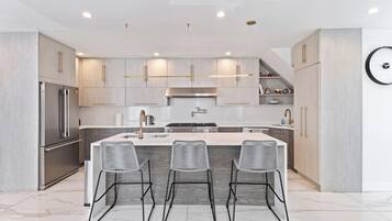 冰箱、微波炉、烤箱、炉灶