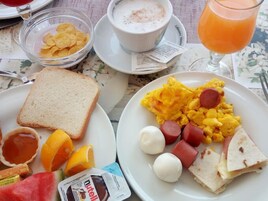Café da manhã continental todos os dias (EUR 6 por pessoa) 