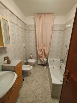 Asciugacapelli, bidet, asciugamani, sapone