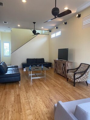 House, Multiple Beds (Island Pearl) | Living area
