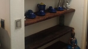 A staircase with wooden steps and shelves holding various items. - Apartment in Morro do Elefante Campos do Jordão (Vila Floresta Campos do Jordão)
