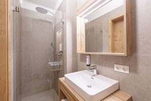 Douche, sĂšche-cheveux, serviettes fournies