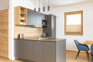 Fridge, oven, dishwasher, coffee/tea maker