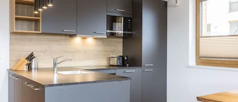 Réfrigérateur, four, lave-vaisselle, cafetière/bouilloire