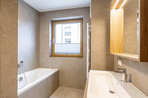 Douche, sèche-cheveux, serviettes fournies