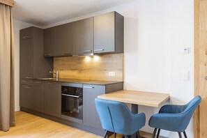 Fridge, oven, dishwasher, coffee/tea maker