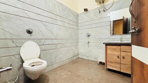 豪華雙人房 | 浴室 | 淋浴設備、免費盥洗用品、吹風機、毛巾