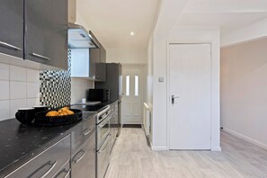 Microondas, horno, placa de cocina