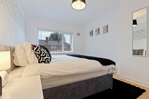 3 habitaciones, tabla de planchar con plancha, wifi y ropa de cama 