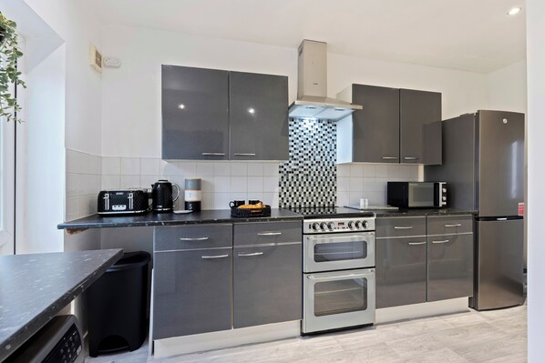 Microondas, horno, placa de cocina