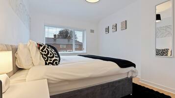 3 bedrooms, iron/ironing board, WiFi, bed sheets